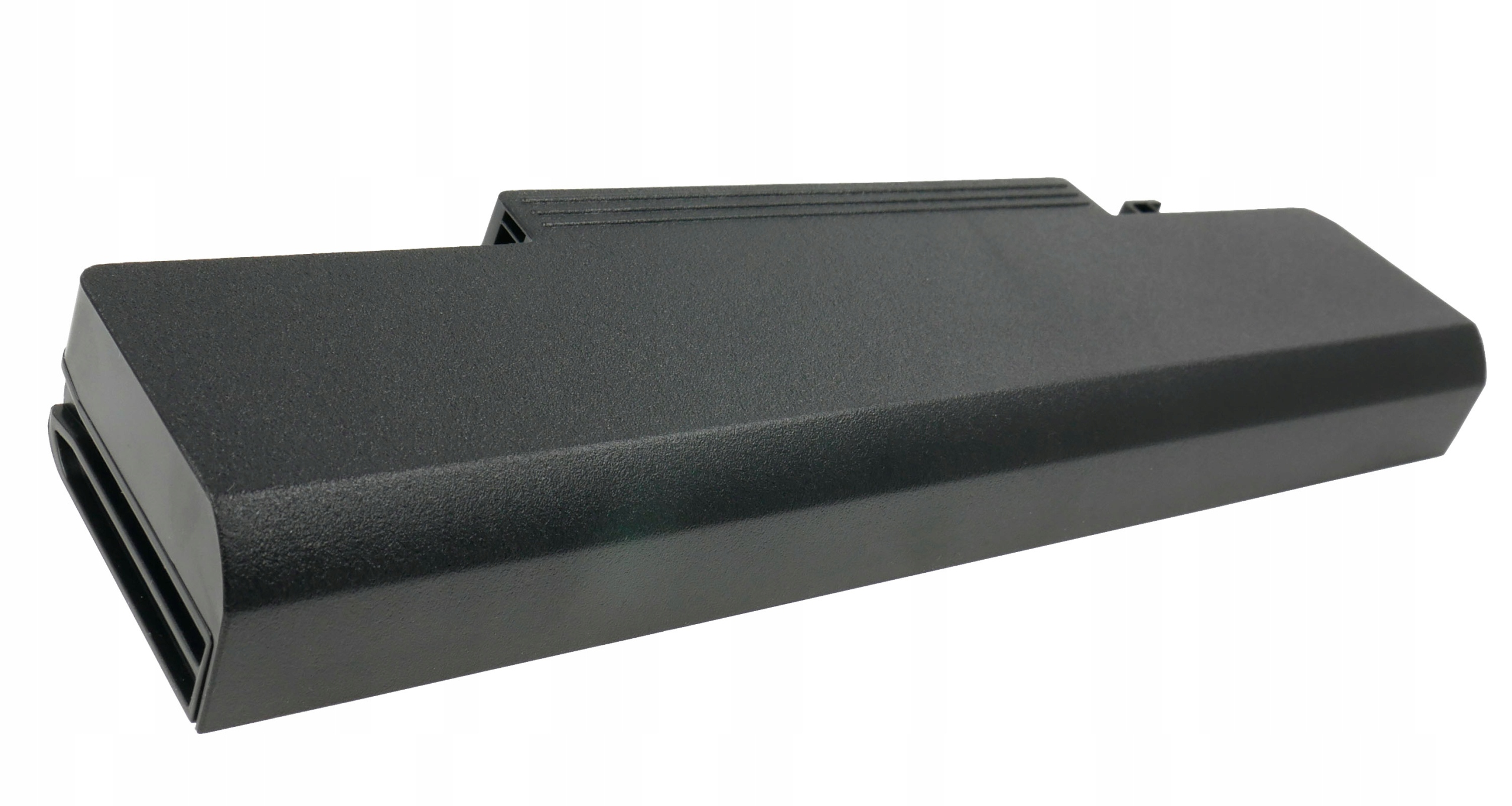 Czarna bateria do laptopa z teksturowaną obudową i otworami wentylacyjnymi.