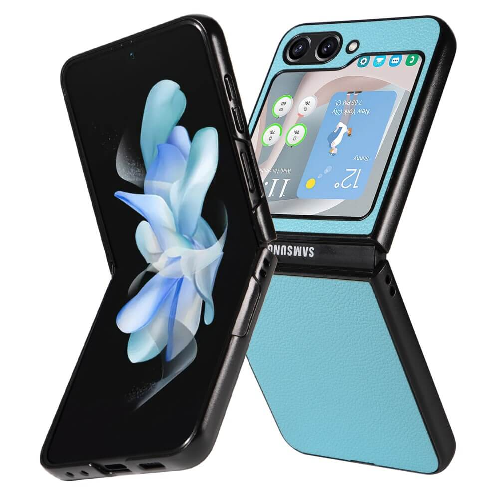 Un téléphone à clapet bleu avec bordure noire et motif floral sur l'écran gauche.