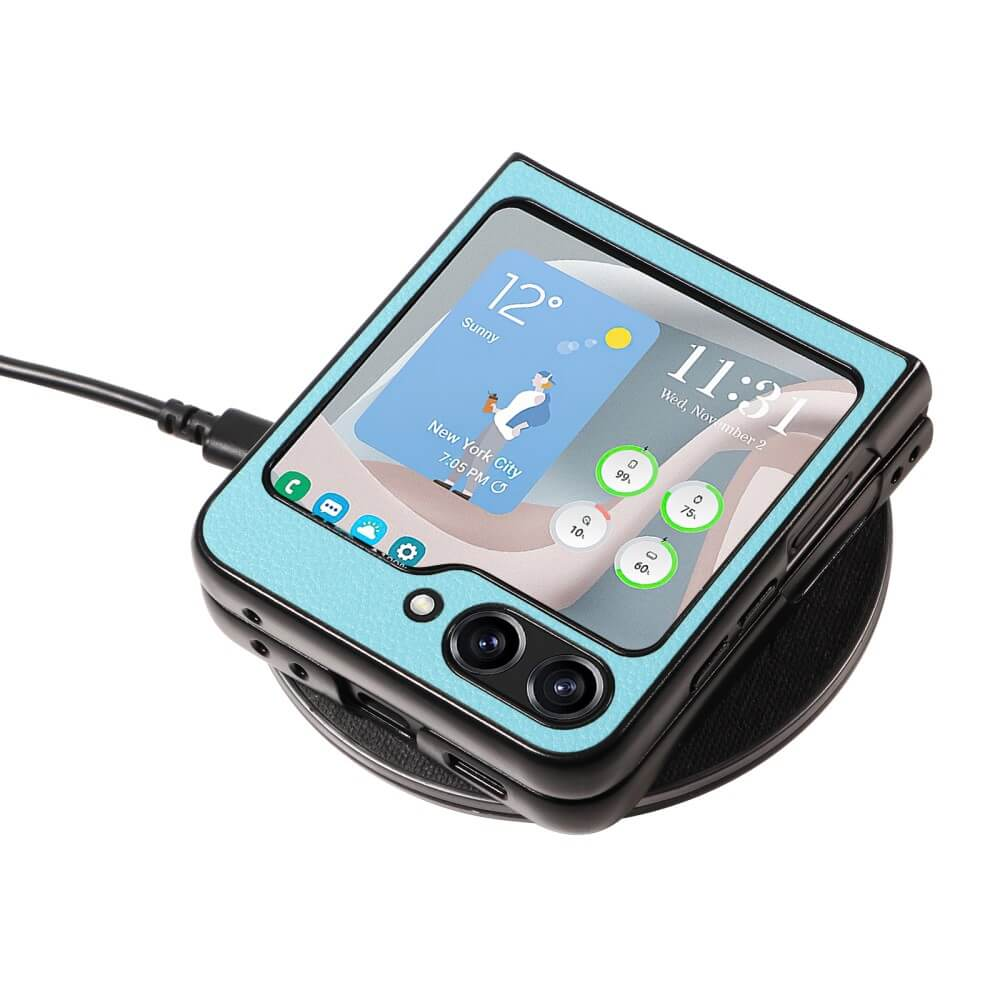 Un téléphone à clapet bleu clair avec un câble de chargement sur un chargeur noir.