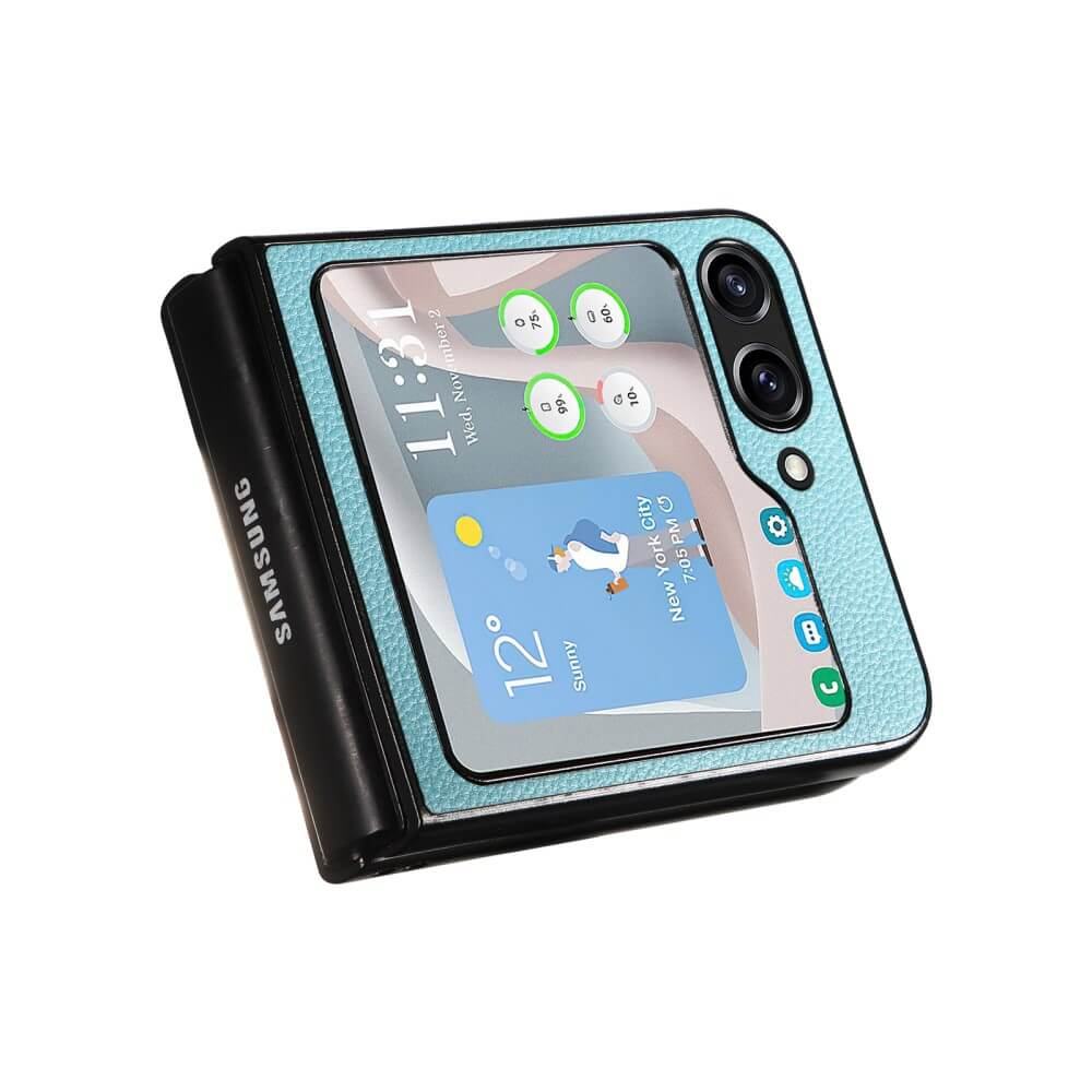 Téléphone pliable Samsung fermé avec étui bleu, affichant météo et heure.