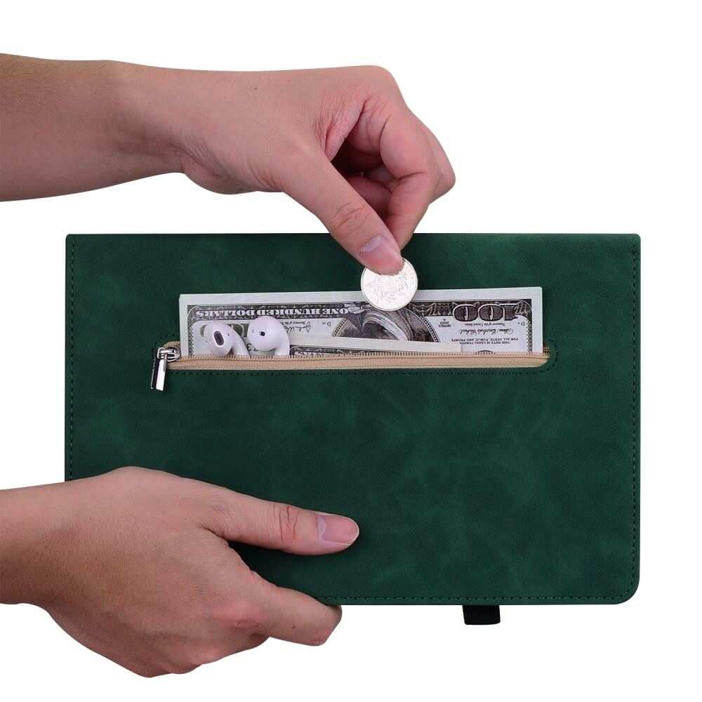 Eine Hand legt eine Münze auf einen 100-Dollar-Schein in einer grünen Brieftasche.
