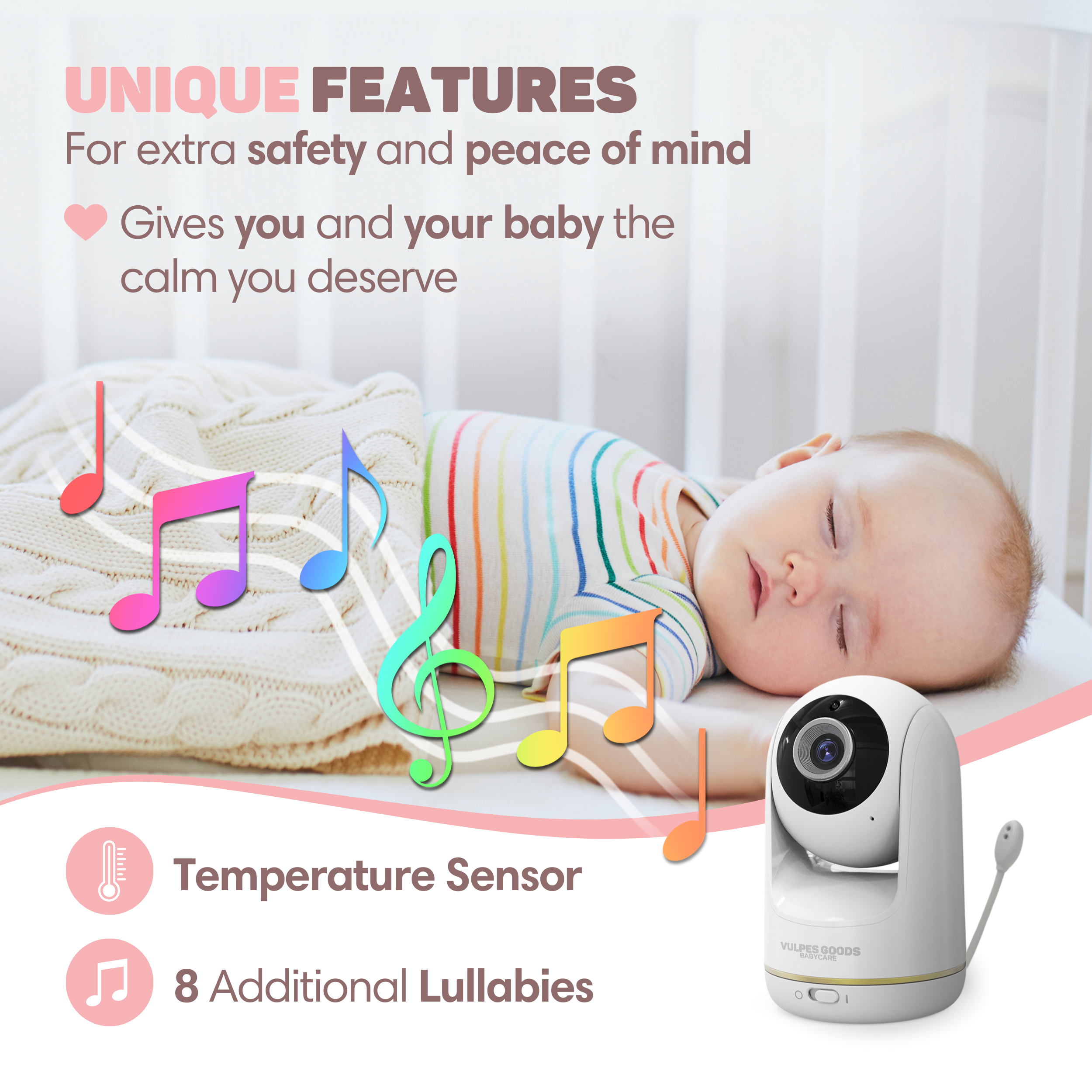 Ein Baby schläft im Bett, daneben eine Babykamera und bunte Noten.