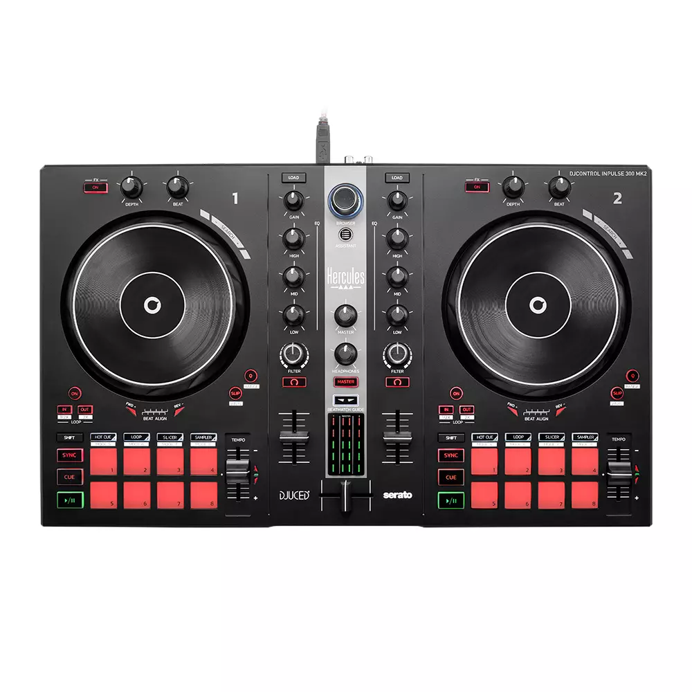 Zwarte DJ-controller met twee jogwielen, mixer en verlichte knoppen.