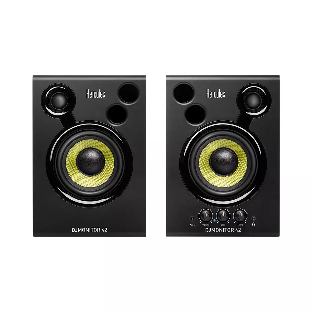 Twee zwarte Hercules DJ-monitoren met gele conussen en bedieningselementen.
