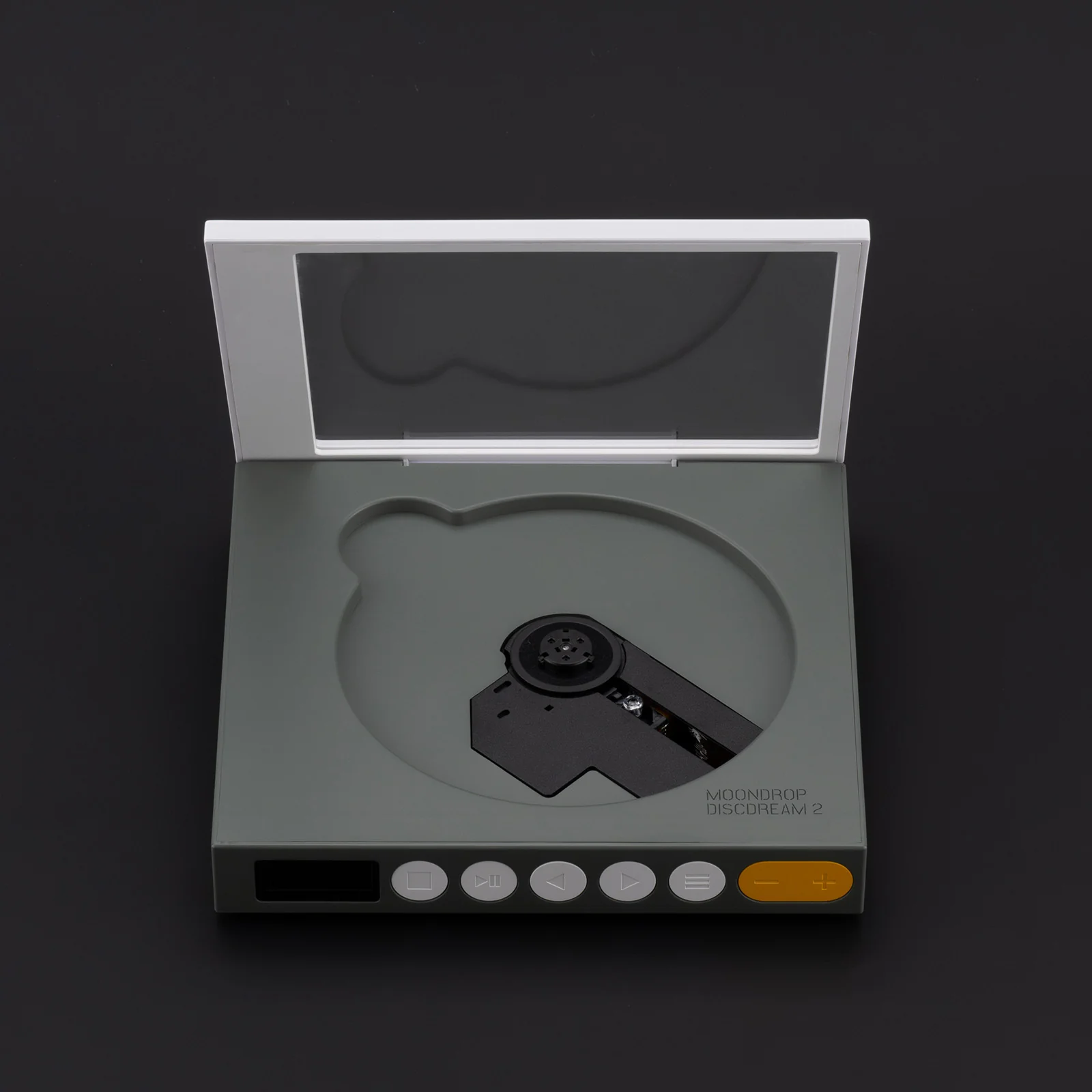 Un lettore CD portatile grigio con coperchio bianco su sfondo nero.