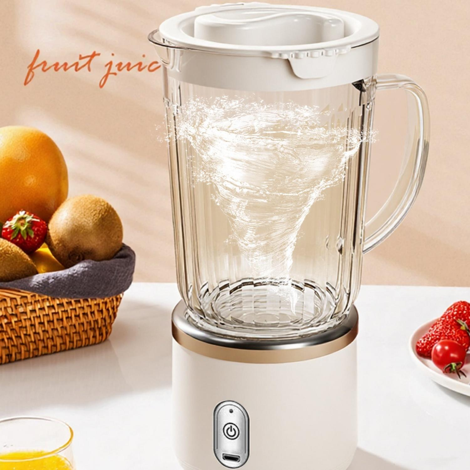 Ein Mixer mit wirbelndem Wasser, daneben Obst und Beeren.