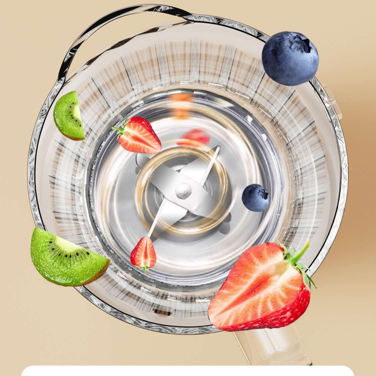 Früchte wie Erdbeeren, Blaubeeren und Kiwi fliegen in einen Mixer.