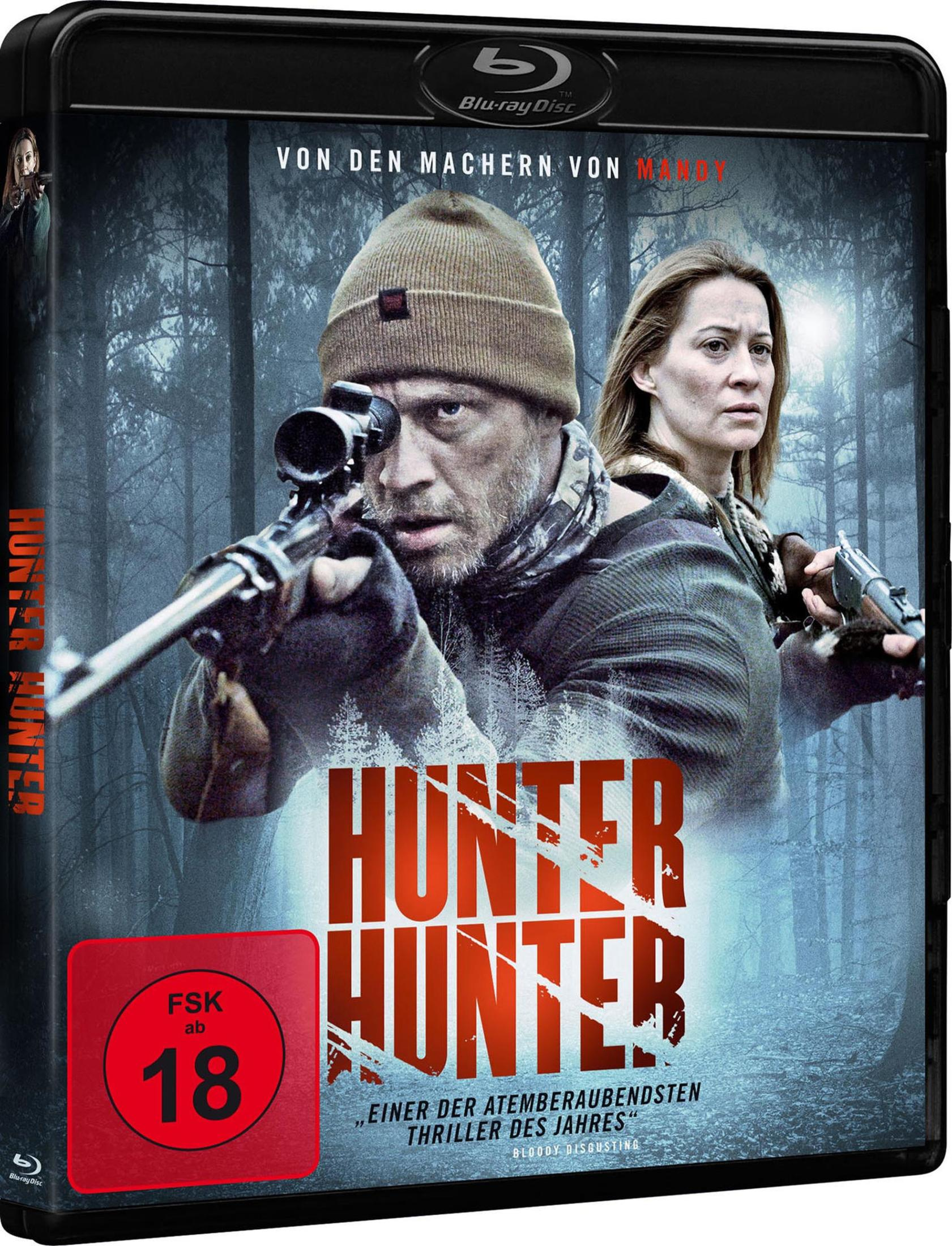 Uomo con fucile, donna con pistola in foresta. Titolo: HUNTER HUNTER.