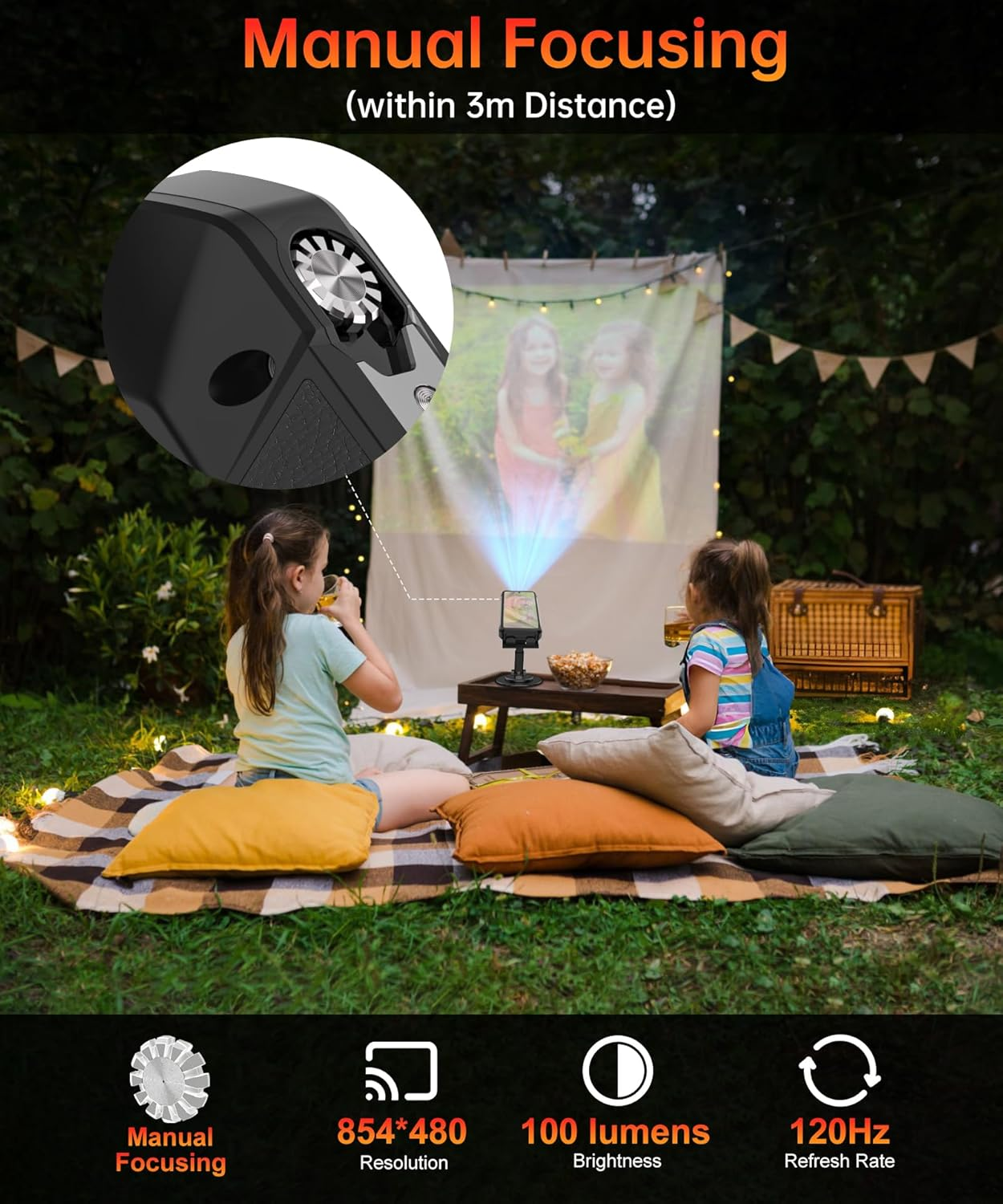Dos niñas ven un proyector proyectando una imagen en una pantalla al aire libre.