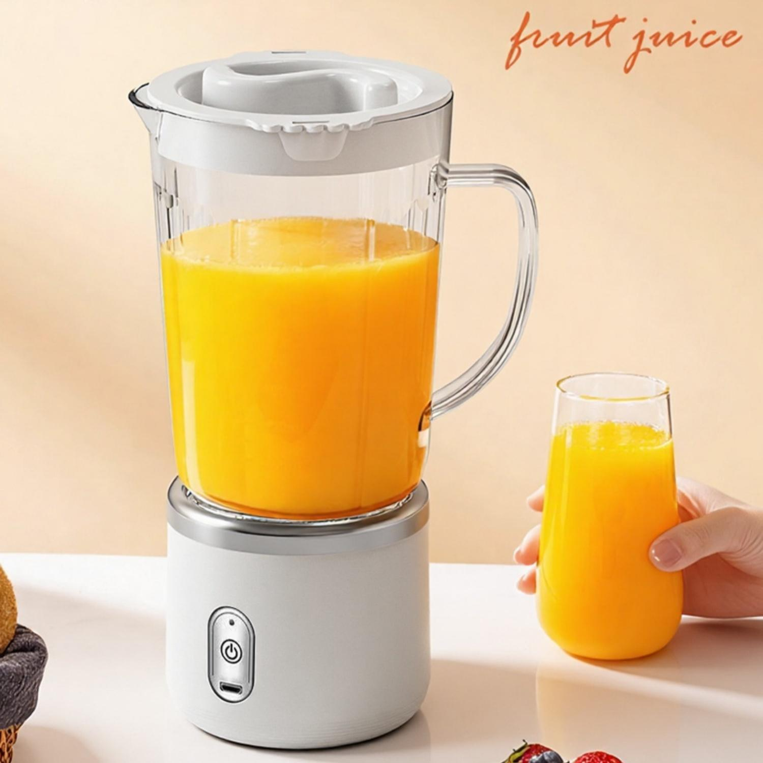 Ein Mixer mit Orangengetränk daneben ein Glas Saft und Beeren.