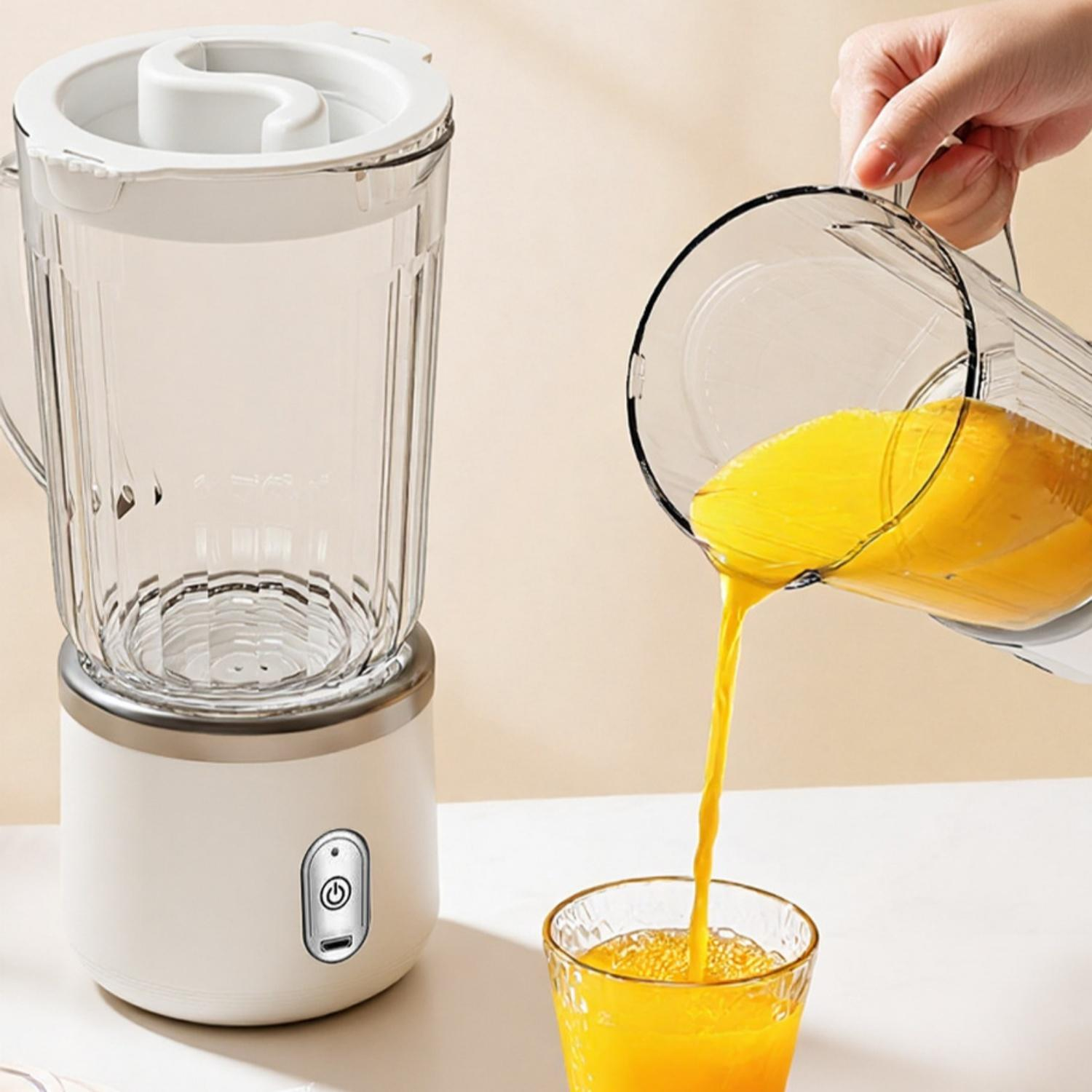 Orange Saft wird von einer Karaffe in ein Glas gegossen.