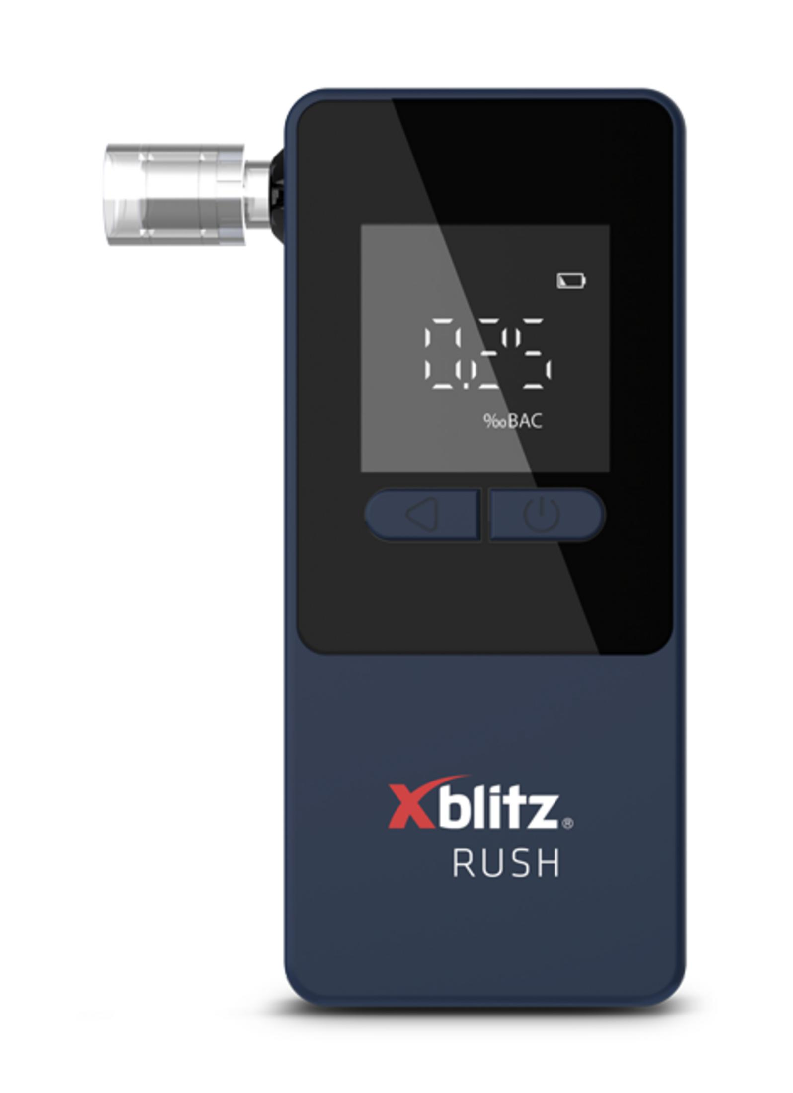 Ciemnoniebieski alkomat z cyfrowym wyświetlaczem pokazującym 0,05%.