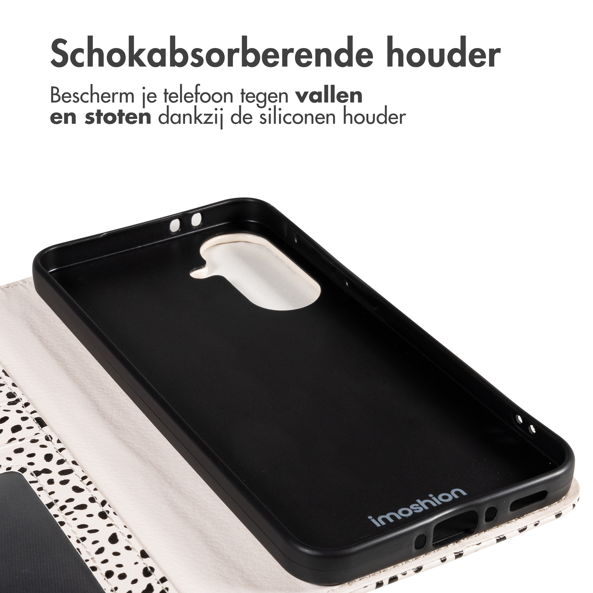 Zwarte telefoonhoes met wit vlekkenpatroon, beige lederen binnenkant.