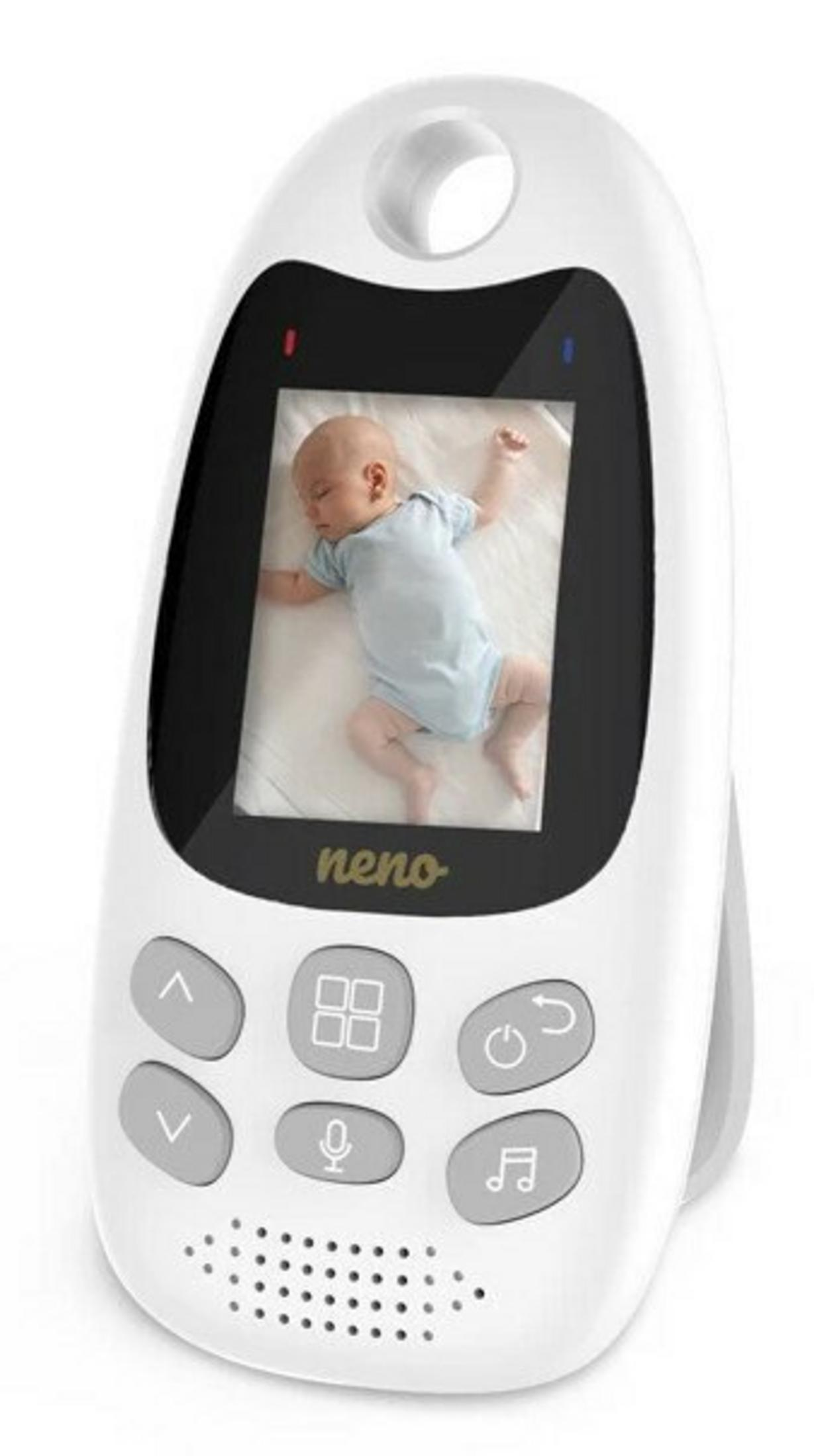Un baby monitor bianco mostra un neonato addormentato in tutina blu su coperta bianca.