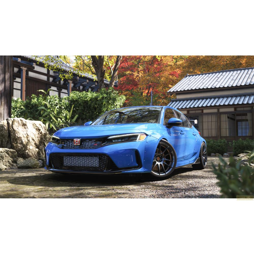Ein blauer Sportwagen steht vor einem japanischen Haus mit Herbstlaub.