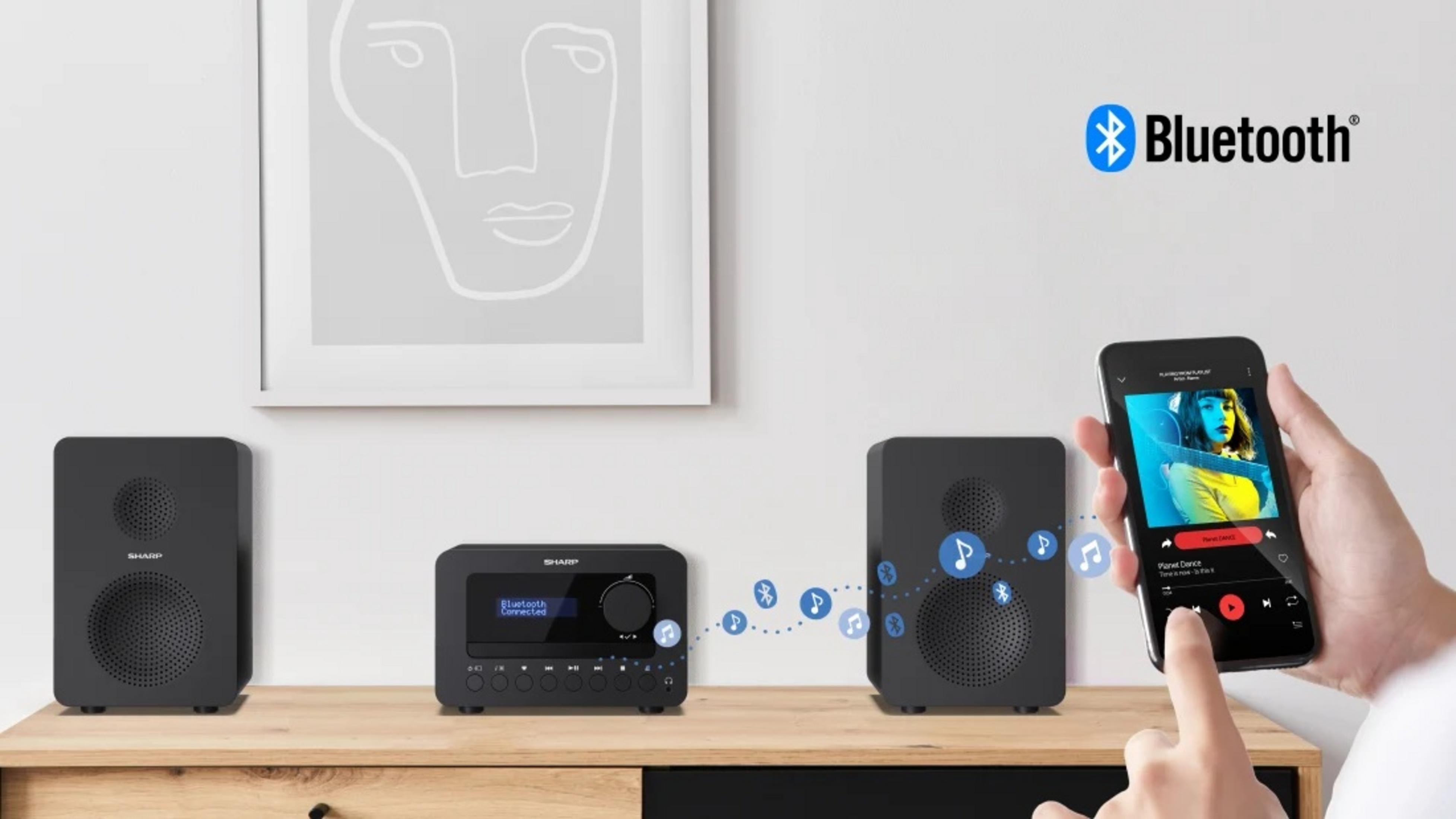 Trzy czarne głośniki Sharp i radio połączone przez Bluetooth.