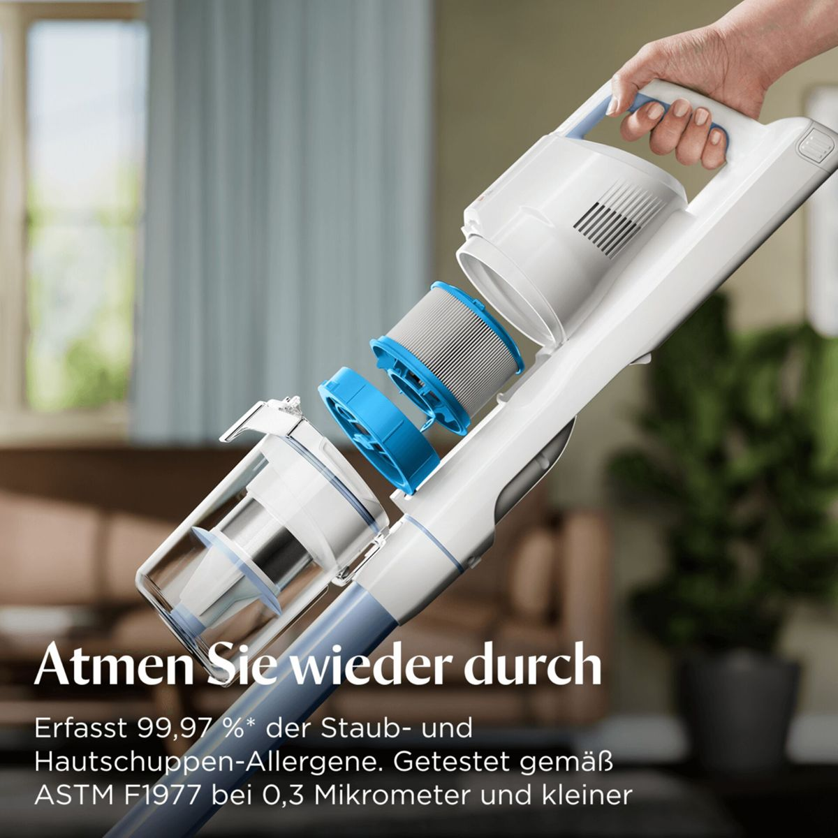 Ein Akkusauger mit ausgebautem Filter. Ein Mann hält ihn.