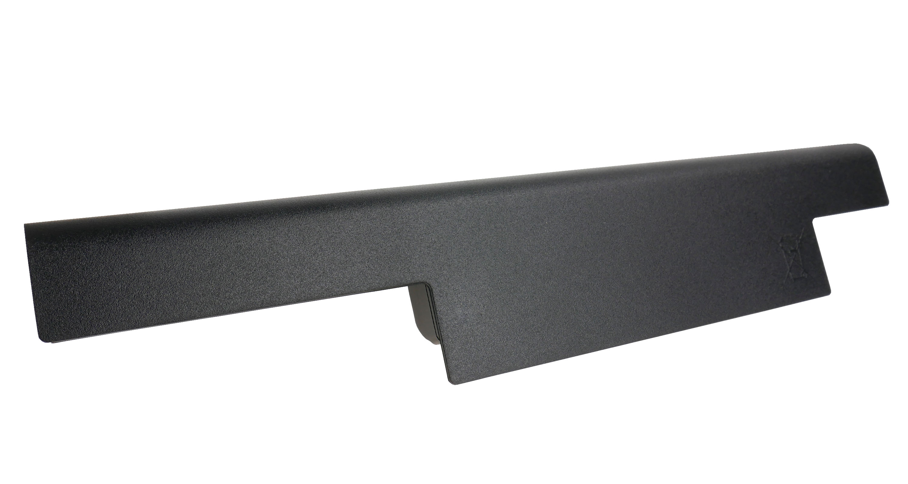 Czarna, prostokątna część z tworzywa sztucznego o teksturowanej powierzchni.