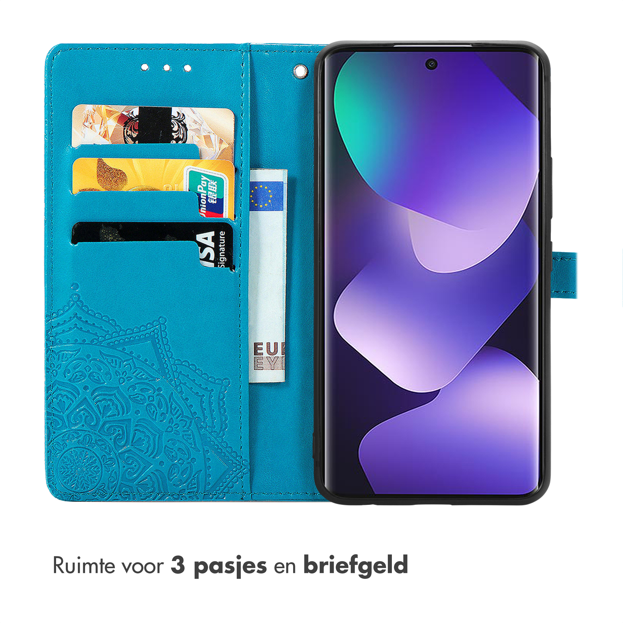 Turquoise telefoonhoes met kaarthouders en smartphone, mandala-reliëf.