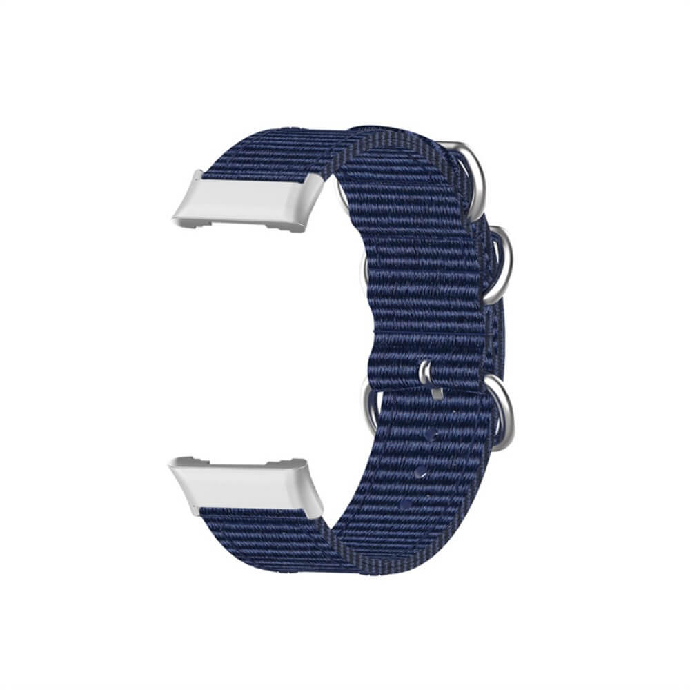 Un bracelet de montre en tissu bleu foncé avec des anneaux argentés et des connecteurs blancs.