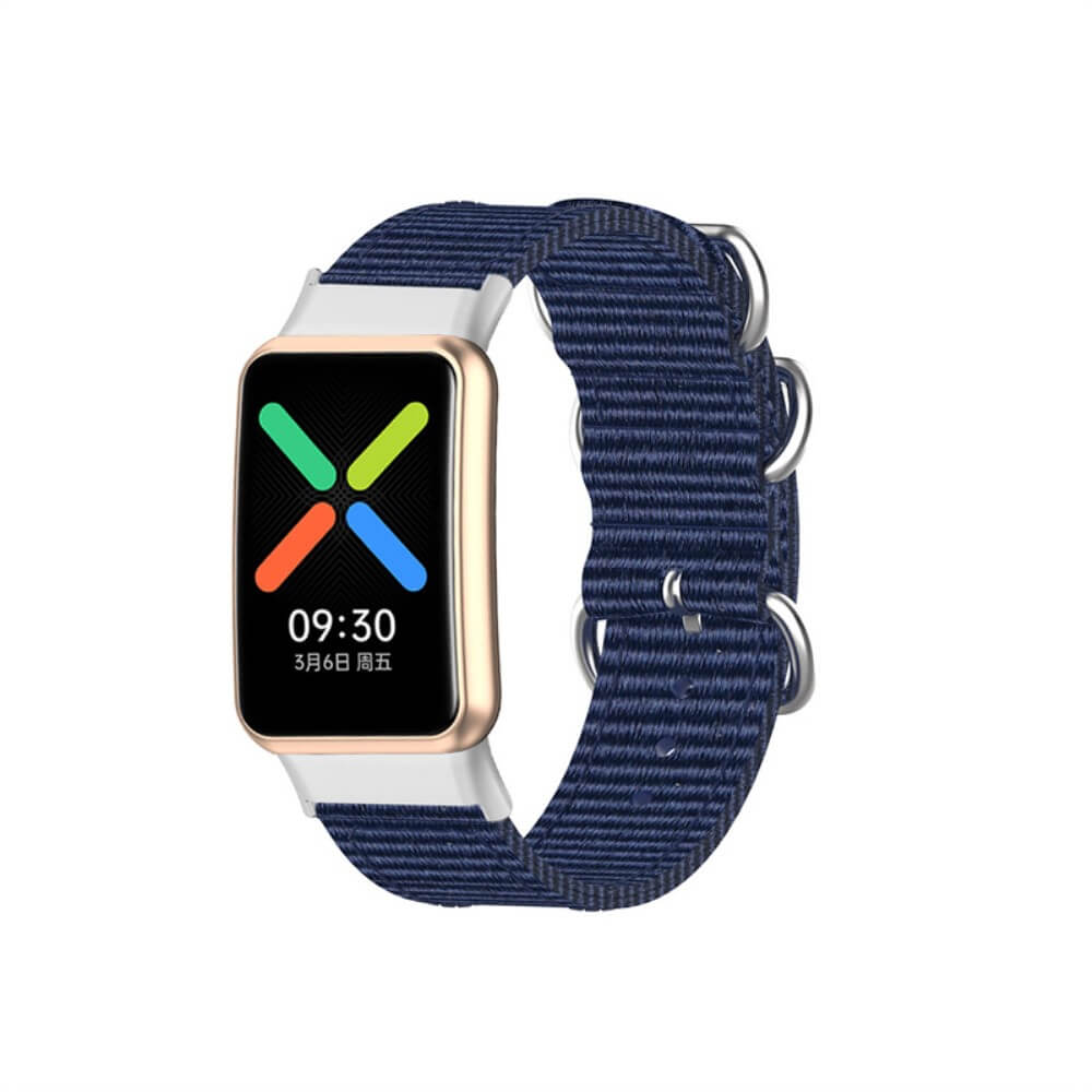 Une montre connectée dorée avec bracelet en tissu bleu et écran X coloré.
