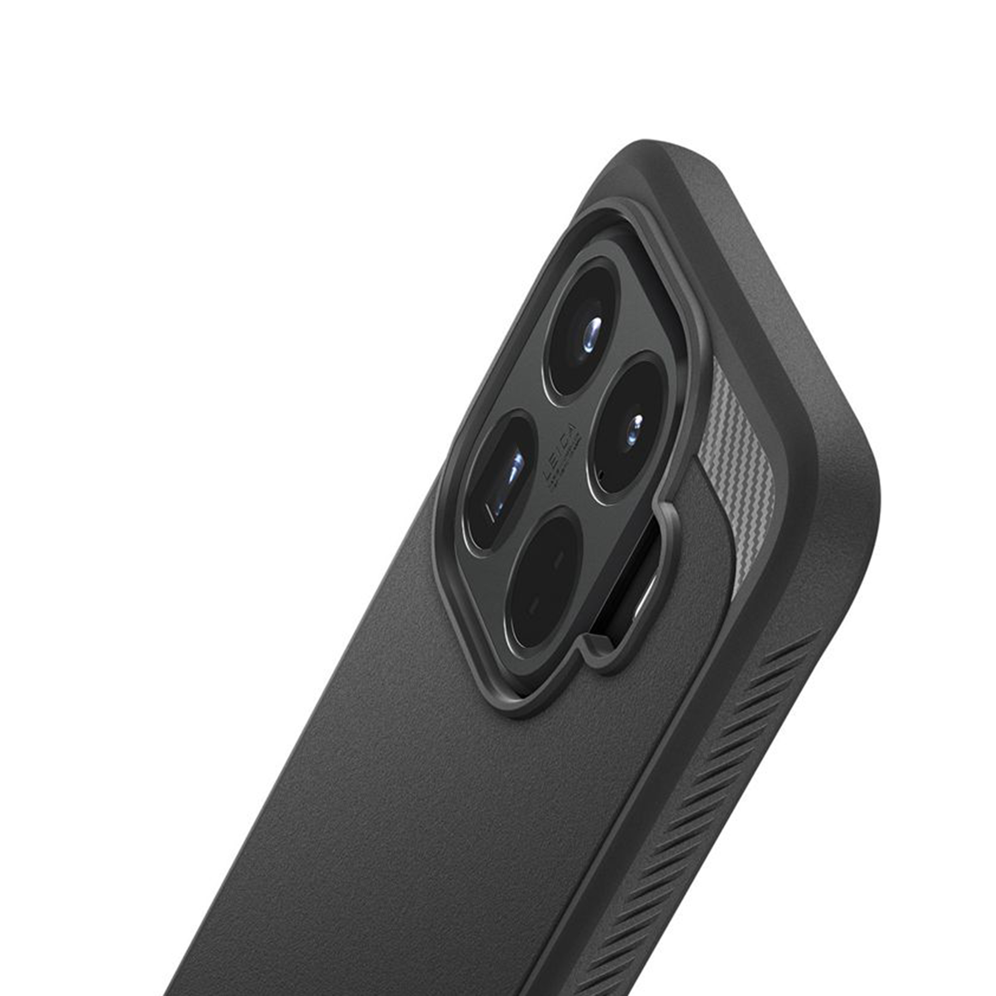 Coque de téléphone noire avec quadruple caméra, vue rapprochée.