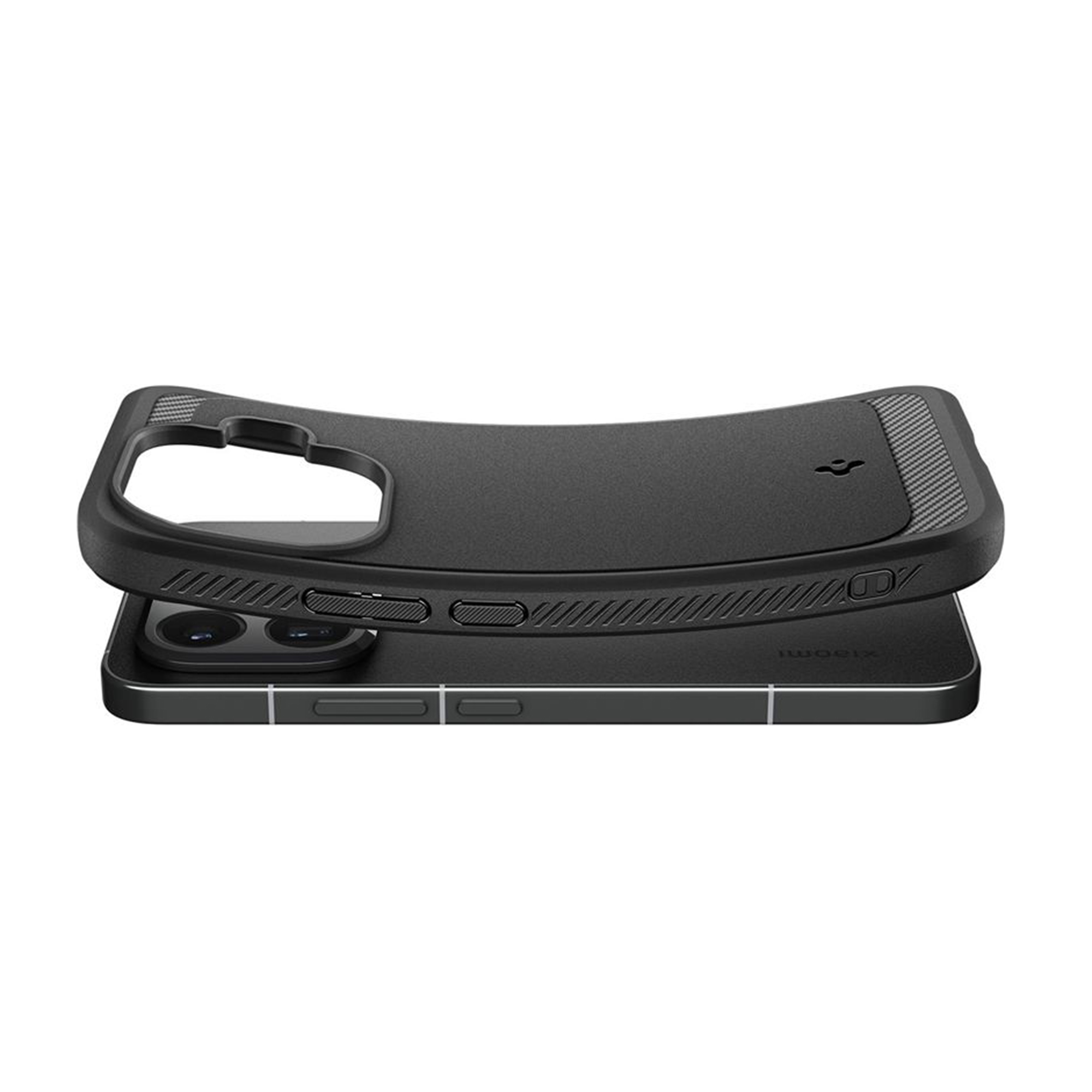 Un téléphone noir avec une coque de protection partiellement attachée.