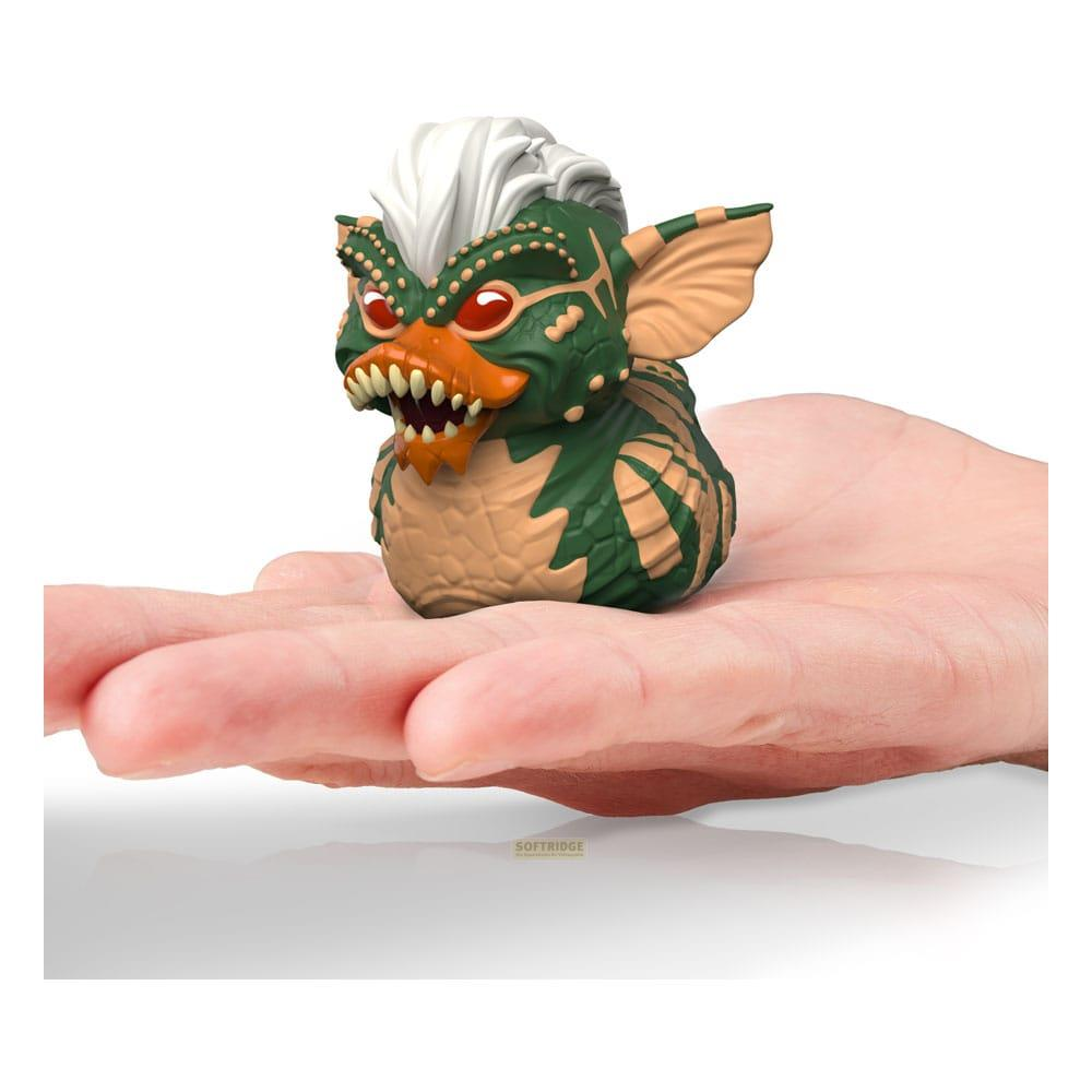 Ein Gremlin-Gummibärchen sitzt in einer Hand, mit weißem Haar und grüner Haut.