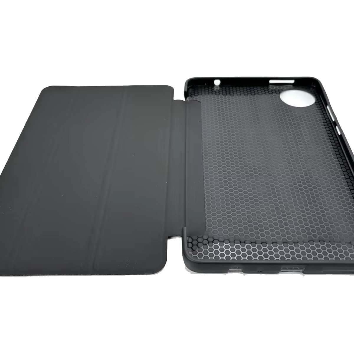 Ein schwarzes Tablet-Etui mit einer aufgeschlagenen Klappe und einer wabenförmigen Innenseite.