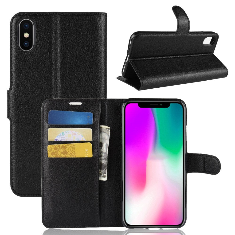 Custodia in pelle nera per telefono con slot per carte e telefono con schermo colorato.