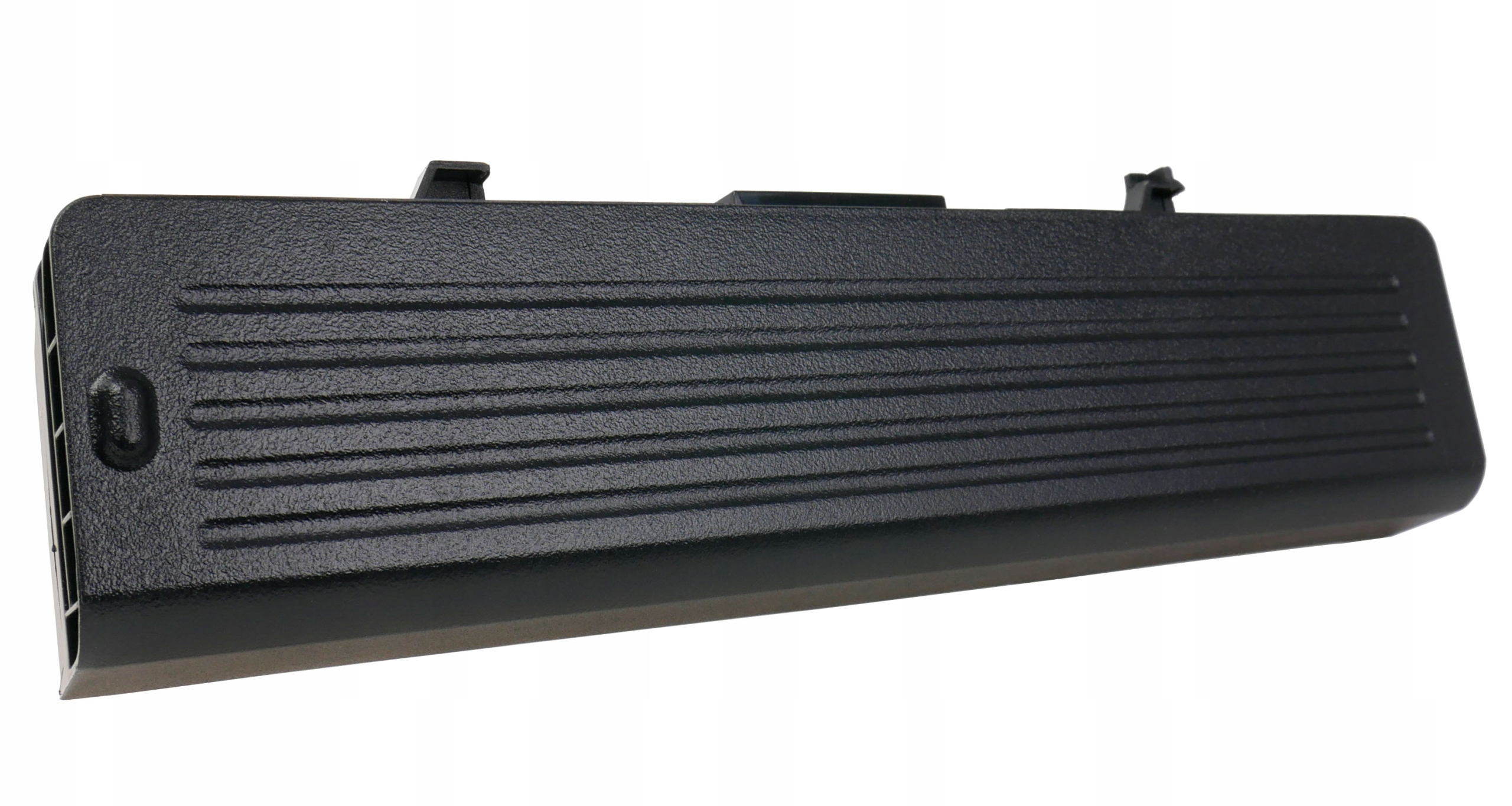 Czarna kratka wentylacyjna z poziomymi rowkami i okrągłym wycięciem.