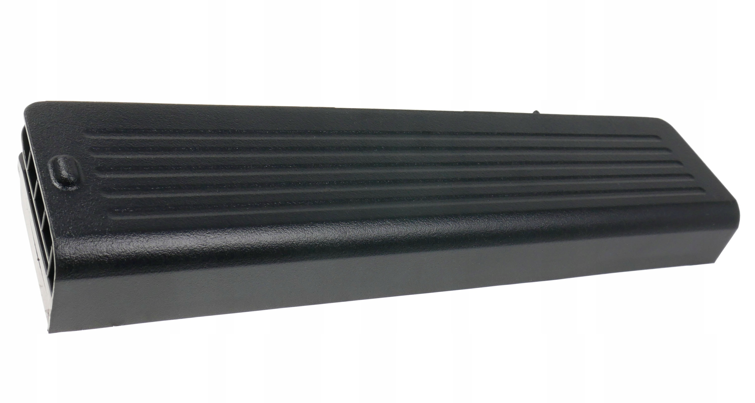 Czarny, żeberkowany metalowy element z zaokrąglonymi krawędziami.