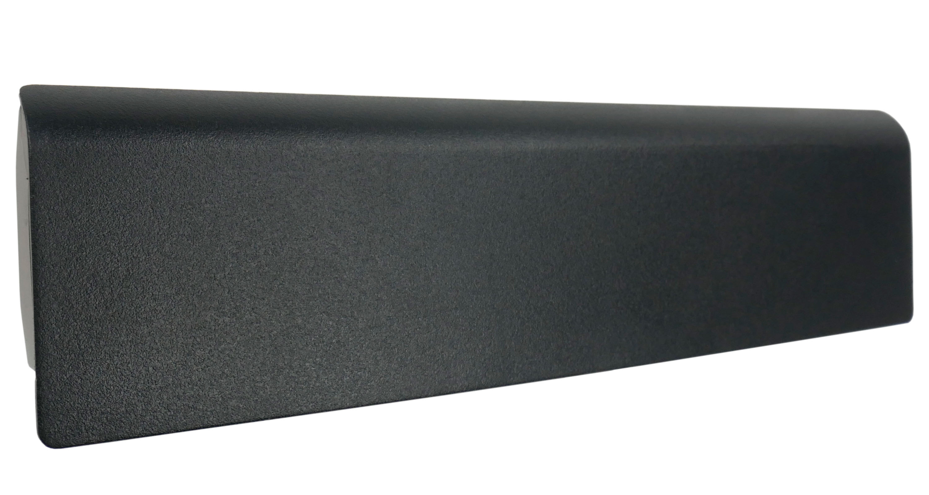 Czarny, prostokątny obiekt o teksturowanej powierzchni, zwężający się od lewej do prawej.