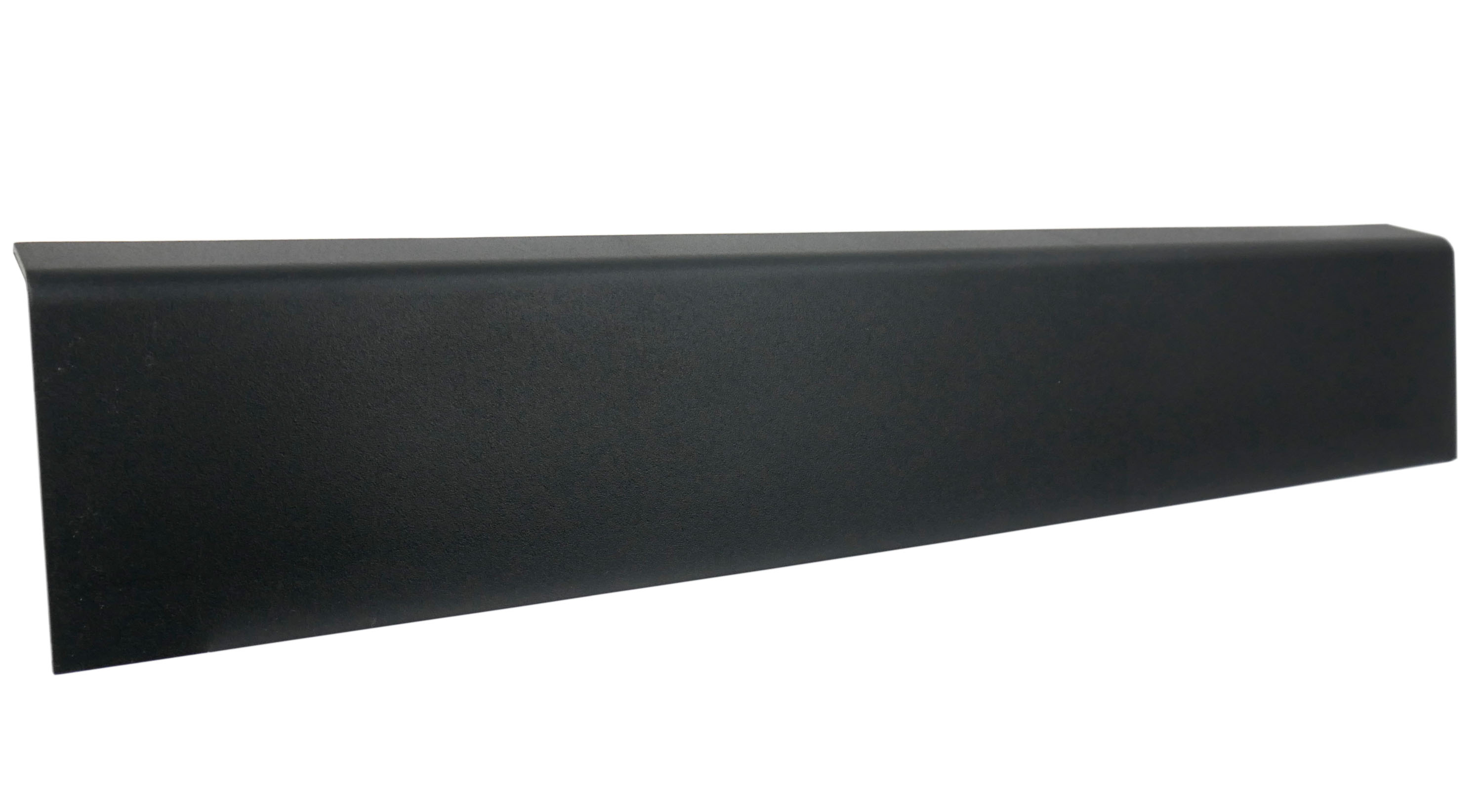 Czarna teksturowana część plastikowa, na białym tle.