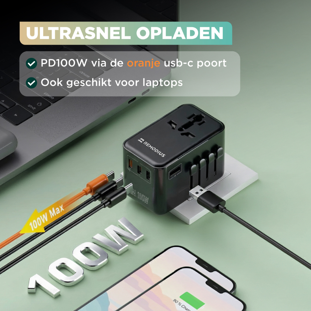 Zwarte reisadapter laadt laptop en telefoon op via USB-C met 100W.
