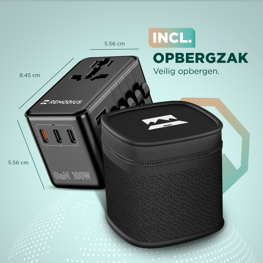 Een zwarte USB-C GaN 100W oplader adapter met drie poorten en een zakje.