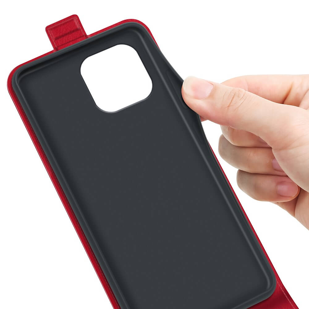 Custodia rossa per telefono con interno nero, tenuta da una mano.