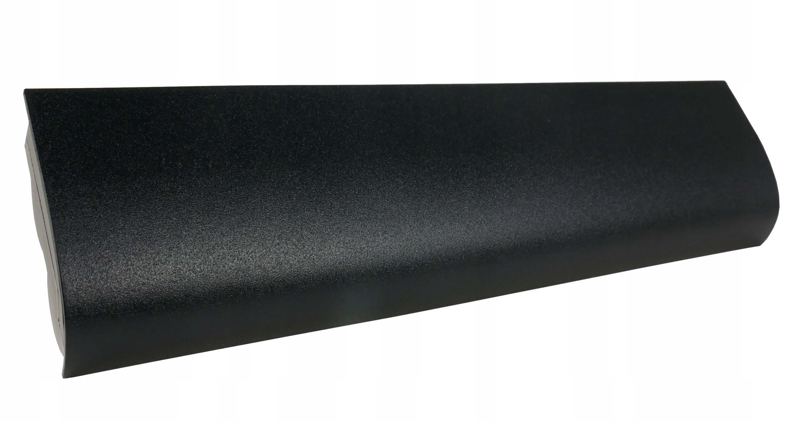 Czarny, prostokątny przedmiot o teksturowanej powierzchni.