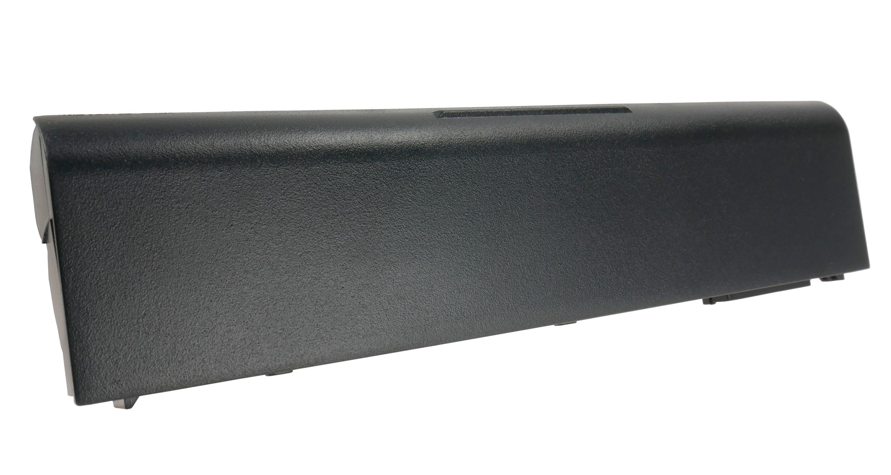 Czarna, prostokątna, plastikowa pokrywa z drobną fakturą i wąskim rowkiem.