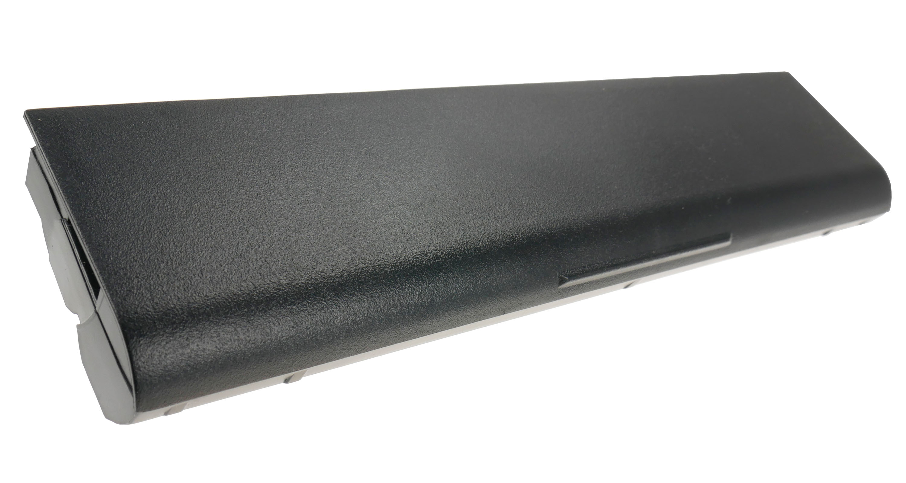 Teksturowana czarna bateria do laptopa, na białym tle.