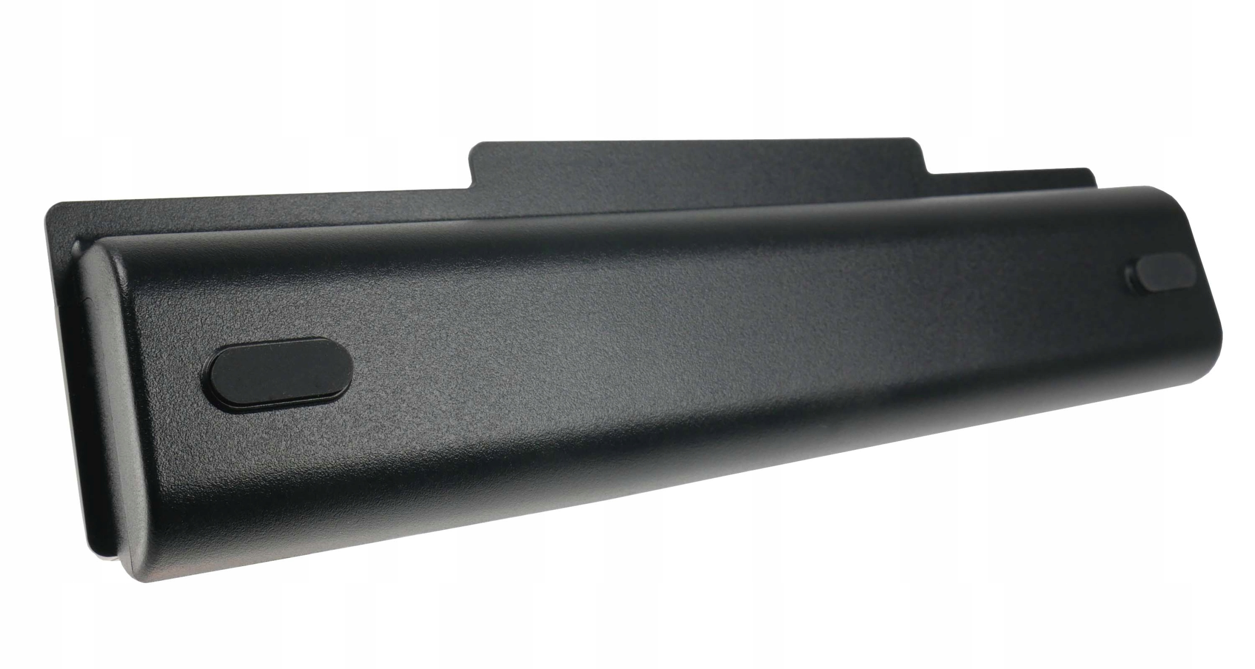 Czarna bateria do laptopa z zaokrąglonymi krawędziami i małym owalnym przyciskiem.