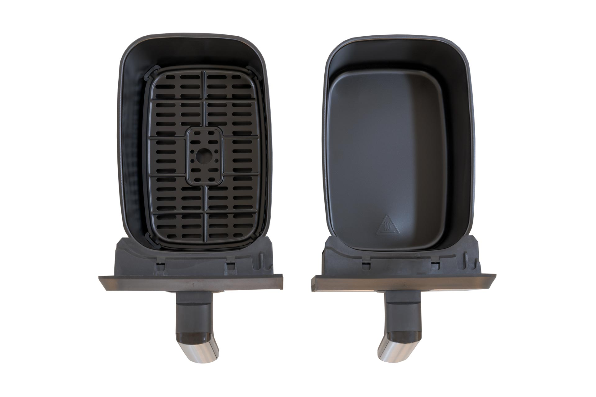 Dwa czarne wkłady do frytkownicy beztłuszczowej obok siebie.