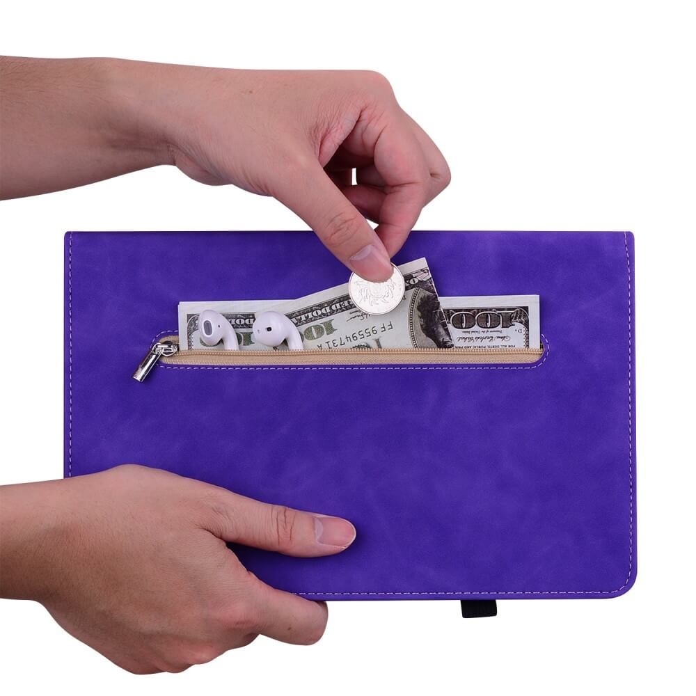 Eine Hand legt eine Münze in eine Tasche mit Geld und Kopfhörern.