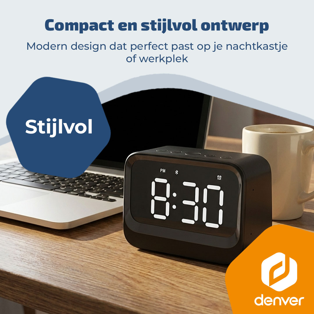 Een zwarte digitale wekker toont 8:30 naast een laptop en mok.