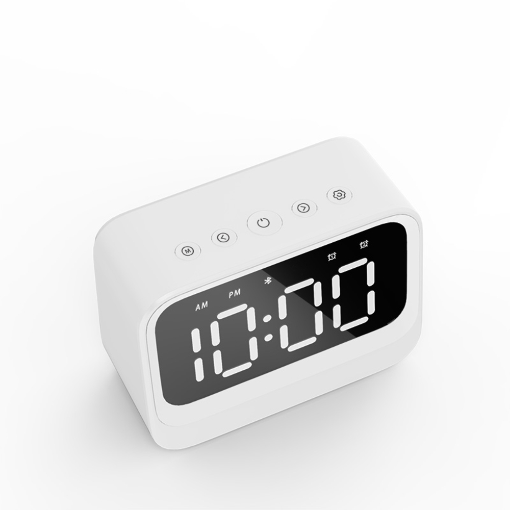 Een witte digitale wekker toont 10:00 uur.