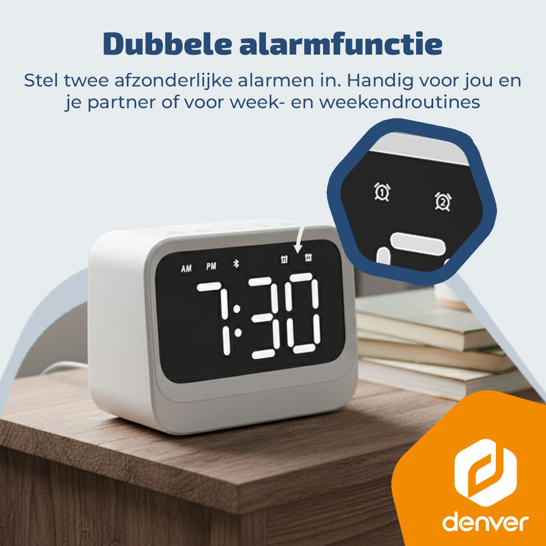 Een witte digitale wekker toont 7:30. Een detail toont twee alarmicoontjes.