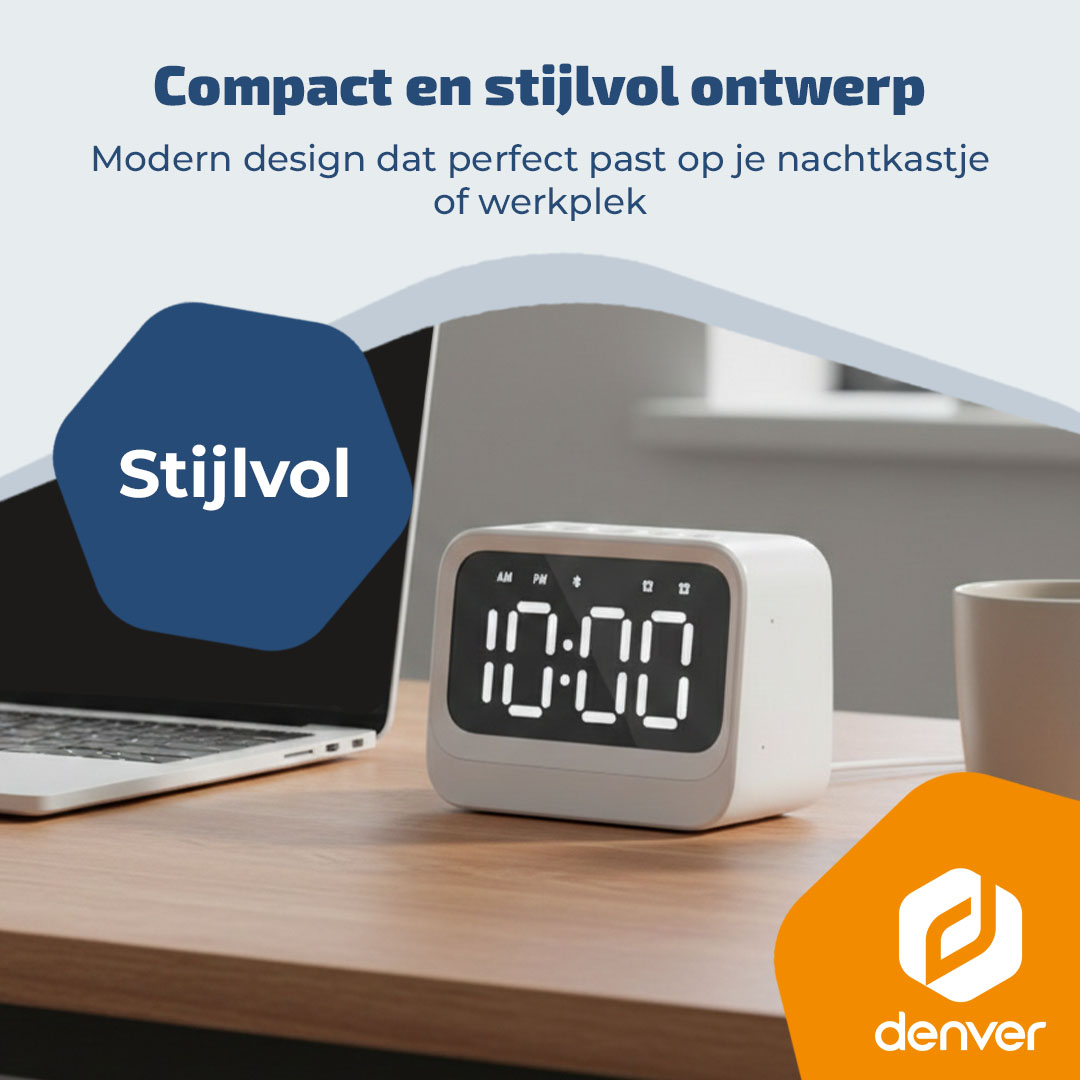 Moderne digitale wekker op een houten bureau naast een laptop.