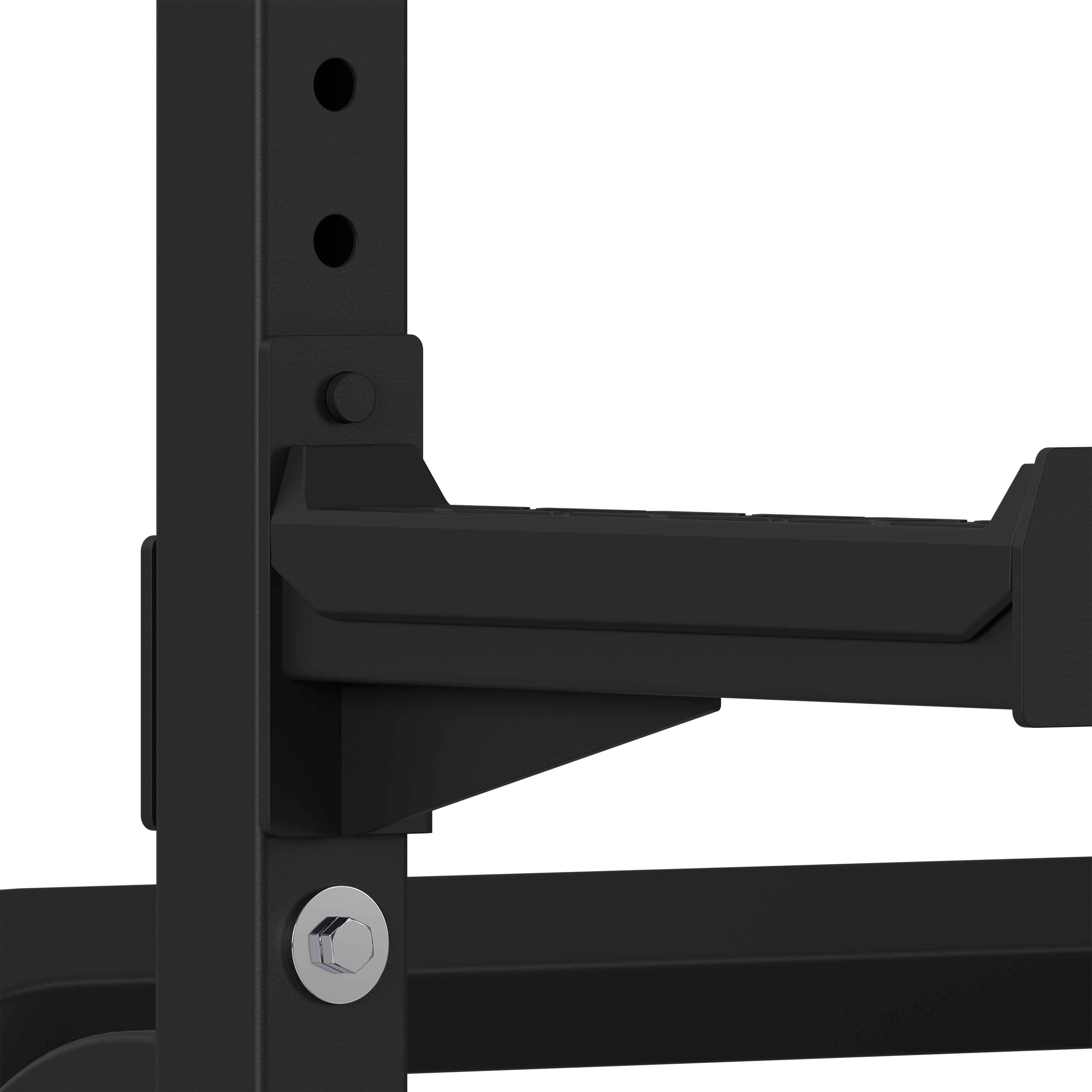 Soporte negro para pesas con pernos y agujeros sobre fondo blanco.