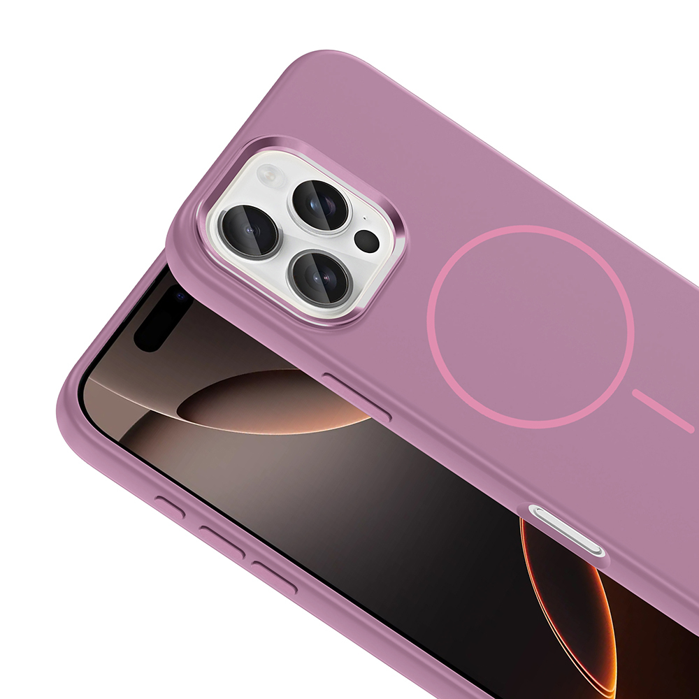 Üç kameralı akıllı telefonda manyetik halkalı mor telefon kılıfı.