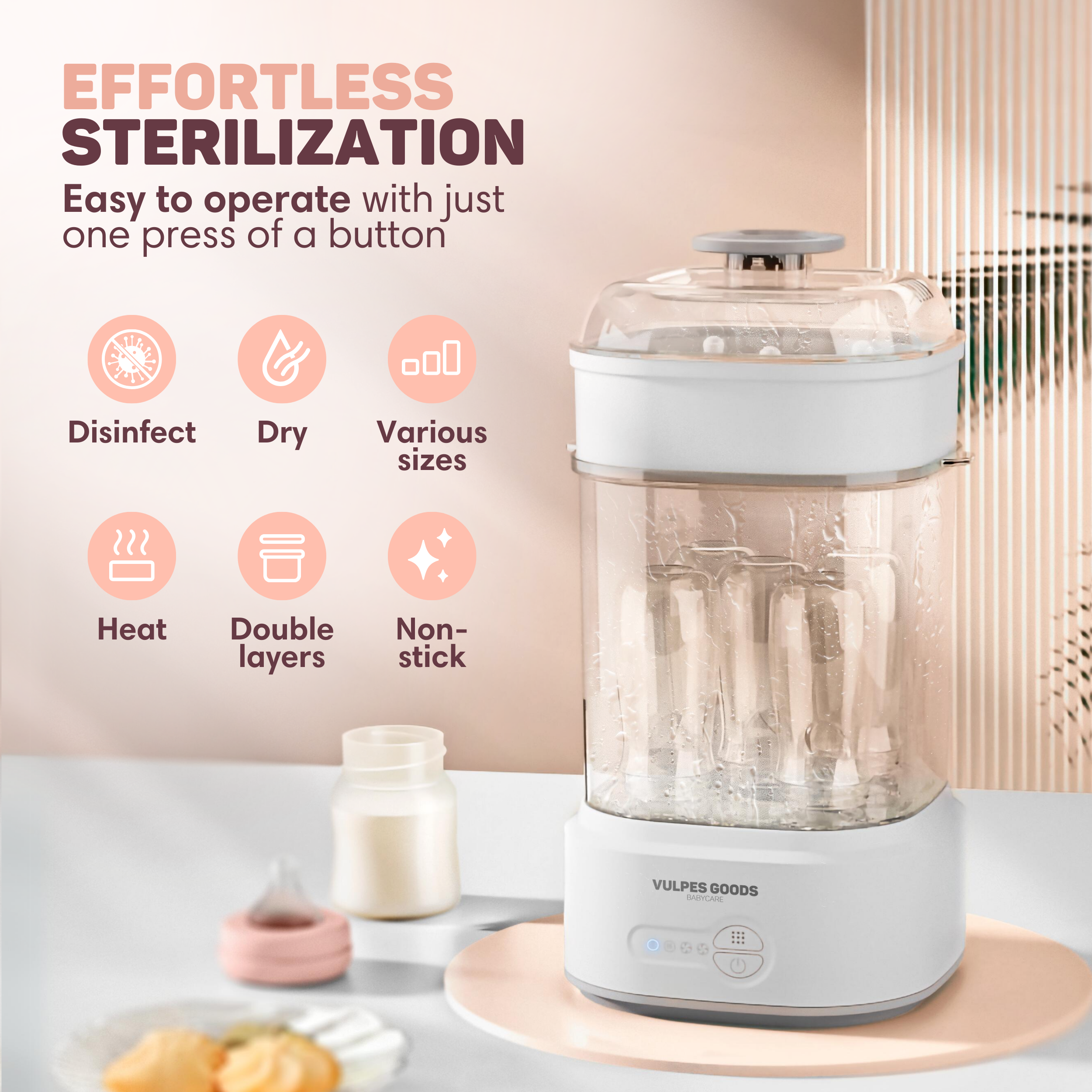 Ein weißer Sterilisator für Babyflaschen mit transparentem Deckel, gefüllt mit Flaschen.